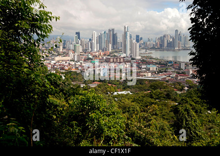 Stadtbild und Skyline von Panama City, gesehen vom Berg Cerro Ancon, Panama, Mittelamerika Stockfoto
