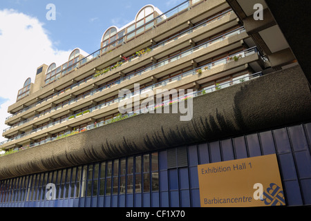 Außerhalb des Barbican Centre. Das Barbican Centre ist das größte Multi-Arts Centre in Europa. Es ist ein Ort für Kunst, Tanz, th Stockfoto