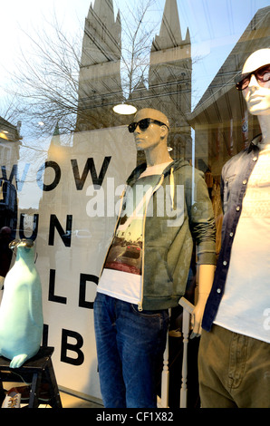 Von% der neu restaurierten Truro Kathedrale in River Island Schaufenster, mit einem "WOW" Zeichen und Figuren mit Sonnenbrille Stockfoto