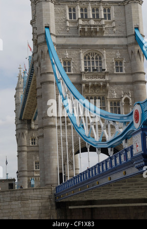 Tower Bridge, eines der berühmtesten Wahrzeichen Londons aus dem südlichen Ufer der Themse. Stockfoto