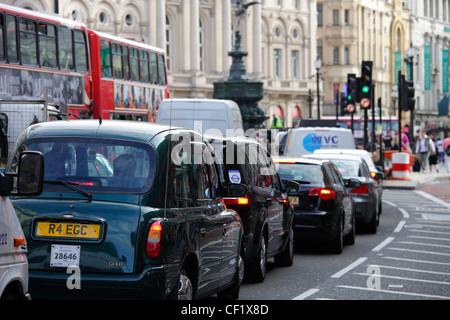 Staus auf der Straße am Piccadilly Circus. Stockfoto