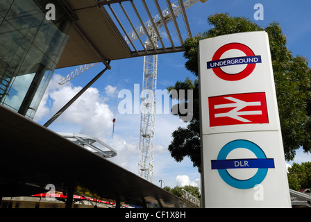 Unterirdisch, unterzeichnen Overground und DLR (Docklands Light Railway) außen Bahnhof Stratford entfernt. Regionalen Bahnhof Stratford entfernt werden Stockfoto