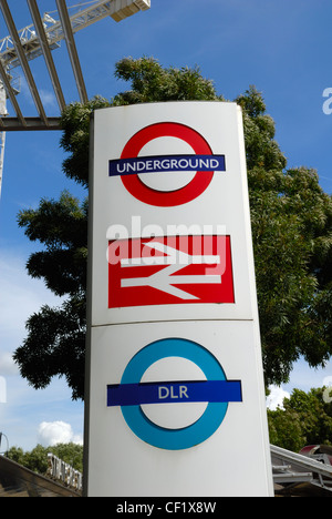 Unterirdisch, unterzeichnen Overground und DLR (Docklands Light Railway) außen Bahnhof Stratford entfernt. Regionalen Bahnhof Stratford entfernt werden Stockfoto