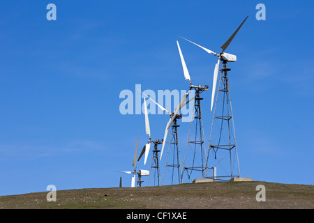 California Windkraftanlagen in den Voralpen östlich von Oakland. Land unten dient auch als Vieh weidete landen und Palette zu öffnen. Stockfoto