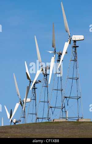 California Windkraftanlagen in den Voralpen östlich von Oakland. Land unten dient auch als Vieh weidete landen und Palette zu öffnen. Stockfoto