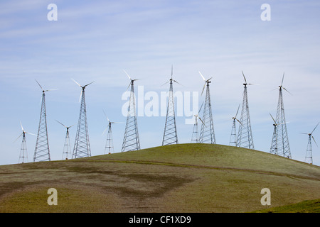 California Windkraftanlagen in den Voralpen östlich von Oakland. Land unten dient auch als Vieh weidete landen und Palette zu öffnen. Stockfoto