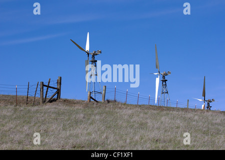 California Windkraftanlagen in den Voralpen östlich von Oakland. Land unten dient auch als Vieh weidete landen und Palette zu öffnen. Stockfoto