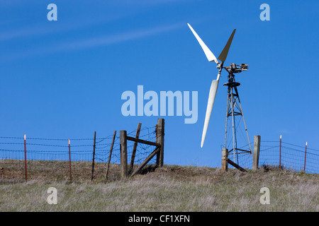 California Windkraftanlagen in den Voralpen östlich von Oakland. Land unten dient auch als Vieh weidete landen und Palette zu öffnen. Stockfoto