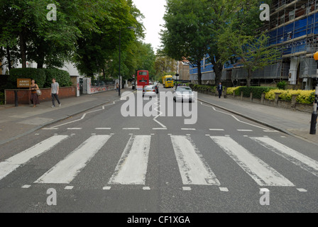 Die berühmten Fußgängerüberweg vor Abbey Road Studios, The Beatles 'Abbey Road' Album-Cover zu sehen. Abbey Road studios Stockfoto