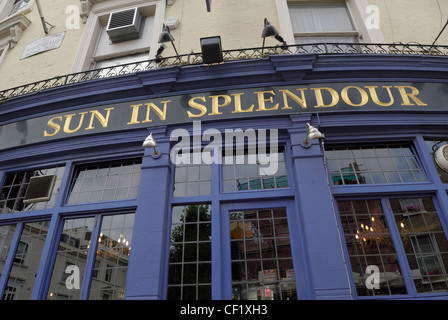 Die vor der Sonne Pracht Pub in Portobello Road in Notting Hill. Die Sonne in Pracht ist das älteste Pub in Notting Hill. Stockfoto