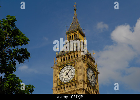 Big Ben, eines der berühmtesten Wahrzeichen Londons, vor blauem Himmel. Big Ben ist eigentlich der Name an die große Glocke in der Uhr Stockfoto