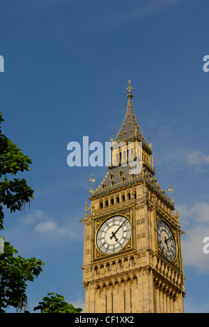 Big Ben, eines der berühmtesten Wahrzeichen Londons, vor blauem Himmel. Big Ben ist eigentlich der Name an die große Glocke in der Uhr Stockfoto