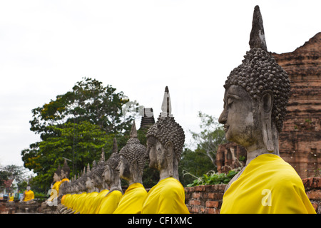 Reihe von Heiligen Buddha-Figuren in Ayutthaya, Thailand Stockfoto