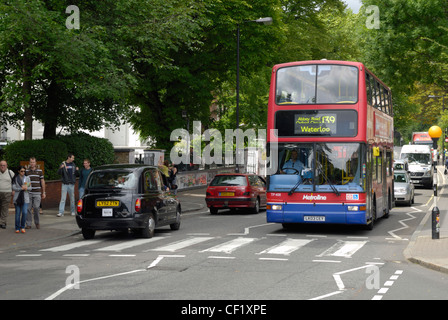 Datenverkehr über berühmte Zebrastreifen vor den Abbey Road Studios, die vorgestellten auf dem Cover von The Beatles ' Abbey Stockfoto