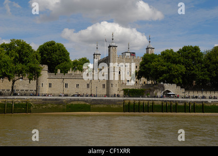 Der Tower of London betrachtet von einem Boot auf der Themse. Stockfoto