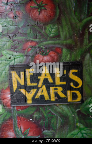 Ein Zeichen an der Wand eine Gasse führt zu Neals Yard in Covent Garden gemalt. Neals Yard ist ein kleiner Hof der Geschäfte und Stockfoto