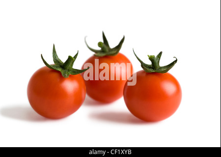 drei Kirschtomaten isoliert auf weißem Hintergrund Stockfoto