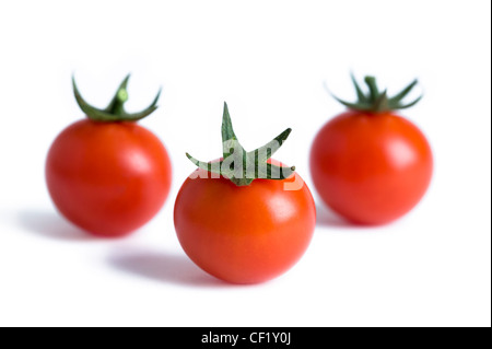 drei Kirschtomaten isoliert auf weißem Hintergrund Stockfoto