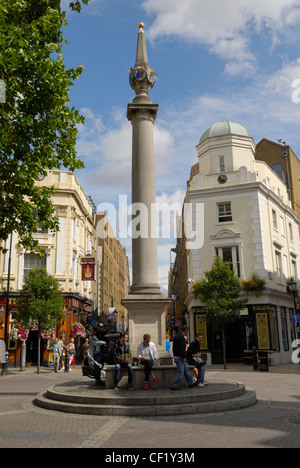 Die Säule trägt sechs Sonnenuhren im Mittelpunkt der Seven Dials, in der Nähe von Covent Garden. Stockfoto