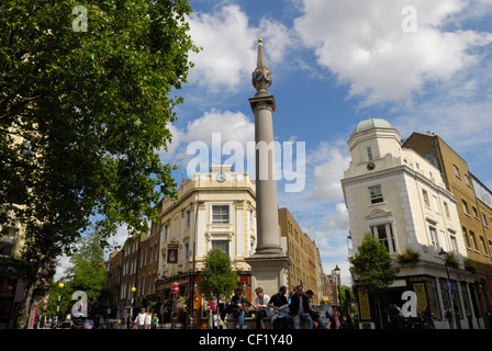 Menschen sitzen unter der Säule trägt sechs Sonnenuhren im Mittelpunkt der Seven Dials, in der Nähe von Covent Garden. Stockfoto