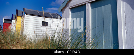 Farbenfrohe Strandhütten an der Küste Southwold. Stockfoto