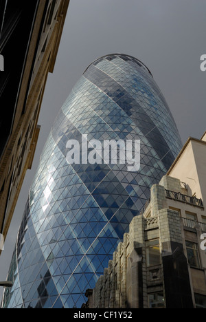 30 St Mary Axe, auch bekannt als die Gurke, die zweite höchste Gebäude in der City of London. Stockfoto