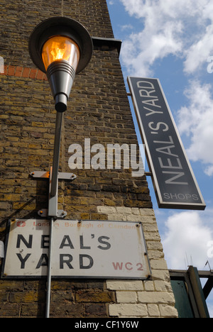 Eingang zum Neals Yard in Covent Garden. Neals Yard ist ein kleiner Hof Geschäfte und Open-Air-Cafés bieten eine Oase der Ruhe aw Stockfoto