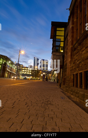 eine nächtliche Szene von st. Martins in der Bull Ring Birmingham zeigt die Markthallen im Hintergrund Stockfoto