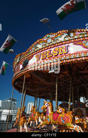 Ein Kirmes-Karussell an der Uferpromenade in Cardiff Bay. Stockfoto