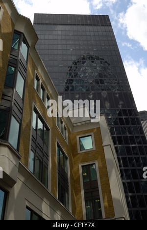 30 St Mary Axe, reflektiert auch die Gurke in den Fenstern von einem Bürogebäude in der City of London. Stockfoto