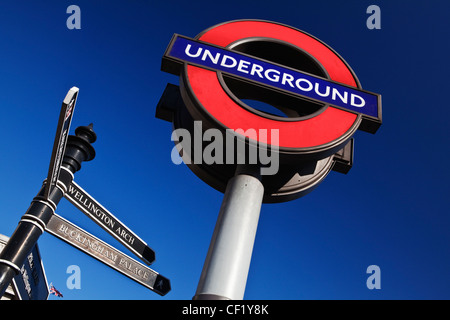 London Underground Zeichen und Wegweiser zeigt die Richtung für viele der nahe gelegenen touristischen Attraktionen. Stockfoto