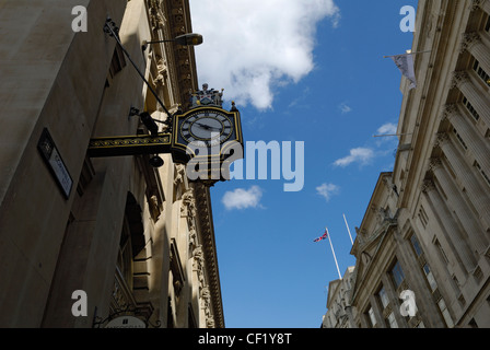 Blick nach unten Cornhill in der City of London mit dem Royal Exchange Gebäude umfassend renoviert im Jahr 2001 zu Hause, Som Stockfoto