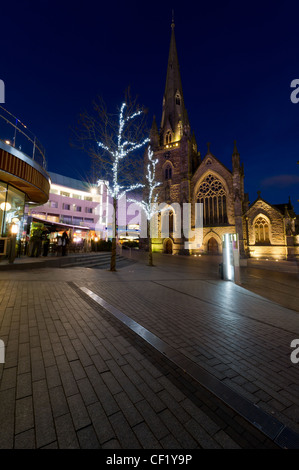 Eine nächtliche Szene der St.-Martins Kirche in der Stierkampfarena, Birmingham Stadtzentrum mit Selfridges im Hintergrund Stockfoto