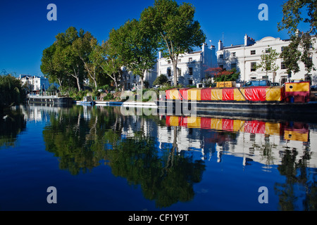 Ein Lastkahn spiegelt sich im Wasser auf Klein-Venedig, eine Gegend in der Nähe Paddington Grand Union und Regent es Kanäle treffen. Stockfoto