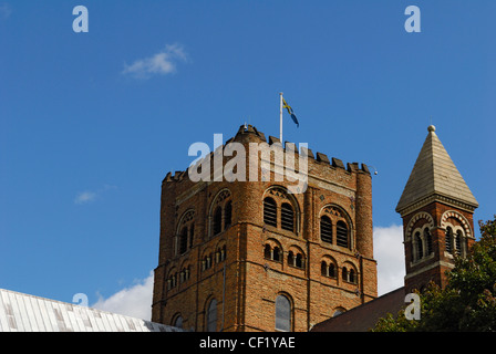 Oberen Rand der normannischen Turm der Kathedrale und Kloster Kirche St. Alban, auch bekannt als St. Albans Kathedrale. Die Kathedrale ich Stockfoto