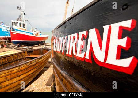 Eine traditionelle hölzerne Klinker gebaut Angelboot/Fischerboot am Strand von Deal festgemacht Stockfoto