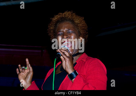 Kathleen Pearson aus USA Trübsal Leben bei den Blues Bonanza 2011 in Dundee, Großbritannien Stockfoto