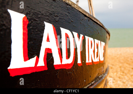 Eine traditionelle hölzerne Klinker gebaut Fischerboot am Strand von Deal, Kent England festgemacht. Stockfoto