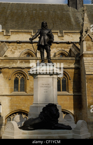 Statue von Oliver Cromwell vor dem Palace of Westminster (Houses of Parliament) in Westminster. Stockfoto