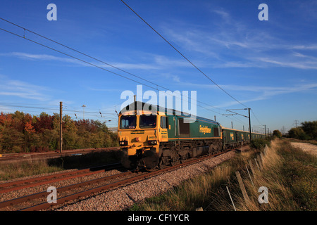 Freightliner 66603 Diesel betriebene Güterzug ziehen Container, East Coast Main Line, Peterborough, Cambridgeshire Stockfoto