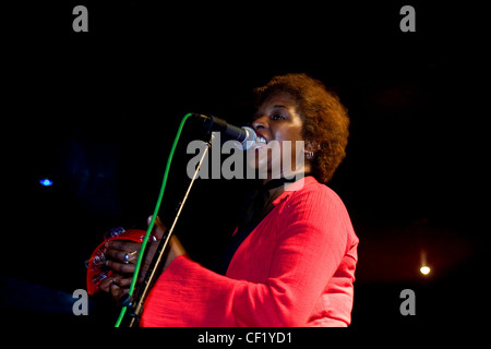 Kathleen Pearson aus Los Angeles USA die live auf der Blues Bonanza 2011 in Dundee, Großbritannien Stockfoto