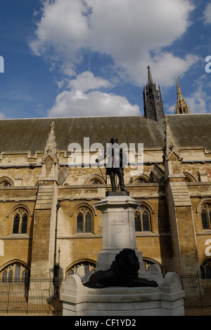 Statue von Oliver Cromwell vor dem Palace of Westminster (Houses of Parliament) in Westminster. Stockfoto