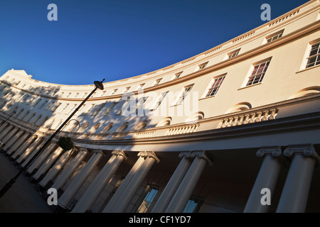 Stuckierte Reihenhäuser vom Architekten John Nash im Park Crescent. Stockfoto