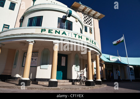 Der Eingang zum Penarth Pier, einer der letzten verbliebenen viktorianischen Piers in Wales. Stockfoto