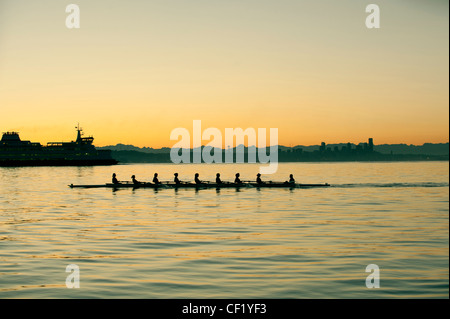 Team-Ruderboot in der Bucht Stockfoto