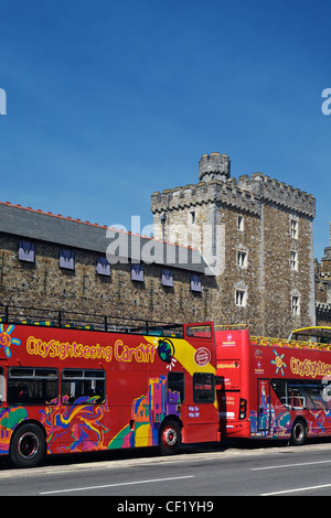 Oben offenen Doppeldecker-Sightseeing-Touristen Busse außen Cardiff Castle. Stockfoto