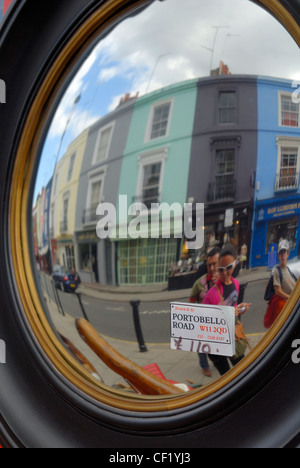 Touristen in ein antiker Spiegel zum Verkauf in Portobello Road wider. Stockfoto