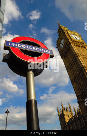 Big Ben London Underground Zeichen außerhalb Westminster u-Bahnstation überragt. Stockfoto