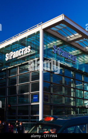 Das Exterieur des St. Pancras International, als die Heimat des Eurostar auf Euston Road entwickelt. Stockfoto