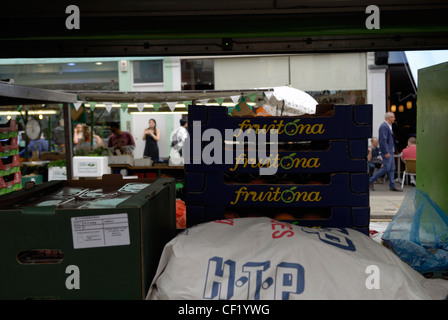 Obst und Gemüse für den Verkauf auf Ständen in Portobello Road Market. Stockfoto